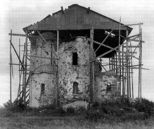 Начало реконструкции церкви Спаса на Нередице. Фотография 1947 года