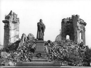 ADN-ZB-Lцwe Hen-Schд Dresden nach dem britisch-amerikanischen Luftangriff am 13.-14.2.1945 Das wieder aufgestellte Lutherdenkmal und die Ruine der Frauenkirche, ein bleibendes Denkmal fьr die sinnlose Zerstцrung der Stadt. Aufn.Nov.1958